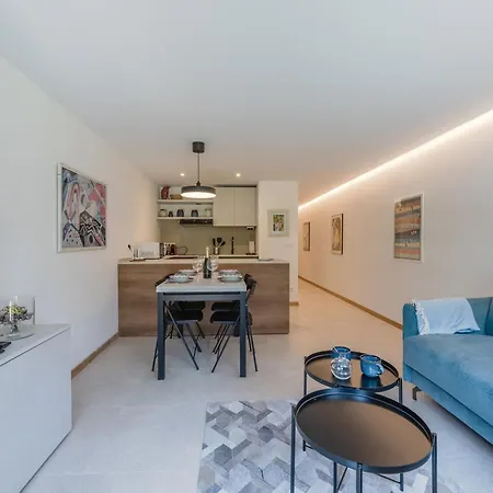 Moderne Avec Terrasse Et Jardin Privatif A - Parking Inclus - Fr-1-343-267 * Chamonix