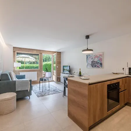 Moderne Avec Terrasse Et Jardin Privatif A - Parking Inclus - Fr-1-343-267 * Chamonix
